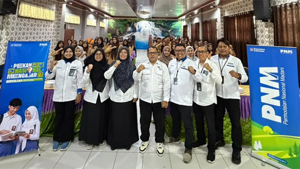 Jajaran PNM foto bersama saat pelaksanaan program di SMKN 7 Pekanbaru belum lama ini. (Istimewa)