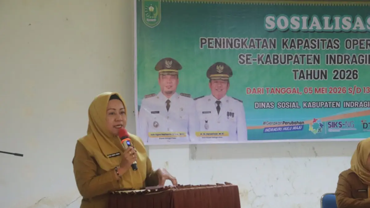 Kepala Dinsos Kabupaten Inhu, Rika Varia Nora S.Si.T MPH saat memberikan arahan pada pelatihan operator SIKS-NG se-Kabupaten Inhu, Jumat (22/5/2026). (Dinsos Inhu untuk Riaupos.co)