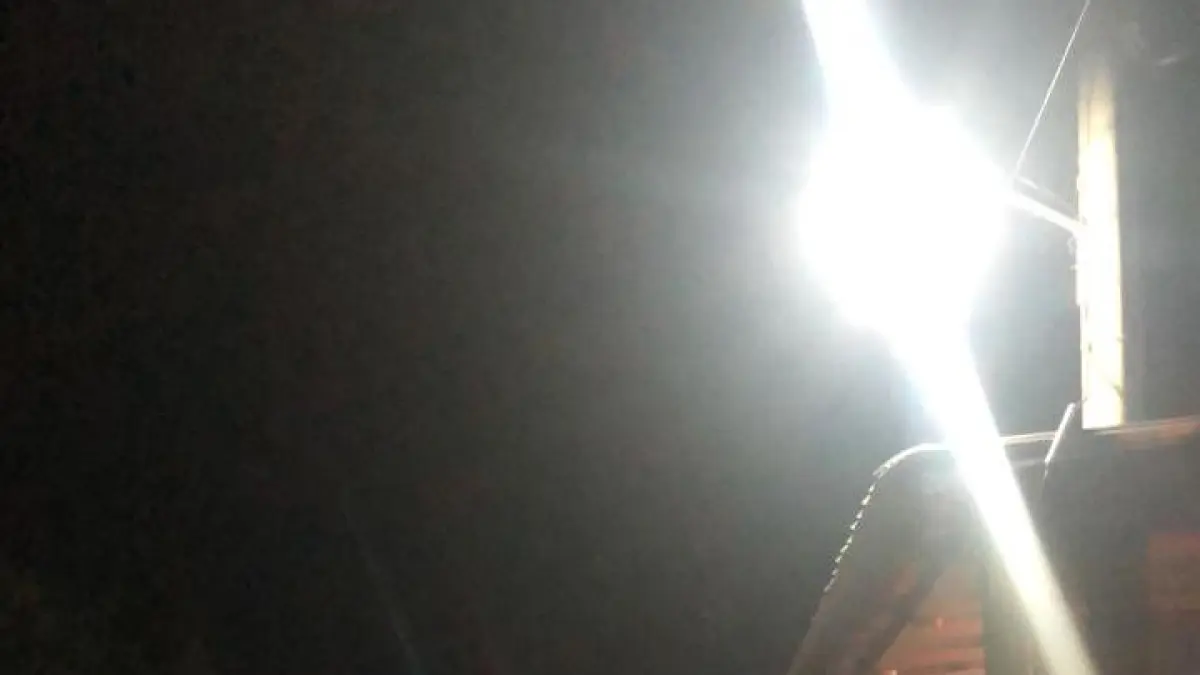 Listrik di Jalan Tengku Bey Kecamatan Bukitraya kembali menyala setelah tiga jam mengalami pemadaman, Jumat (22/5/2026) malam.(PRAPTI DWI LESTARI/RIAUPOS.CO)