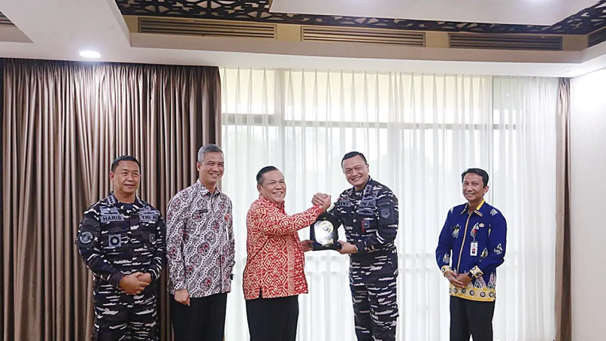 MENERIMA CENDERA MATA: Plt Gubri SF Hariyanto saat menerima cendera mata dari Dankodaeral I di kantor Gubernur Riau, Kamis (21/5/2026). (DISKOMINFO RIAU UNTUK RIAU POS).
