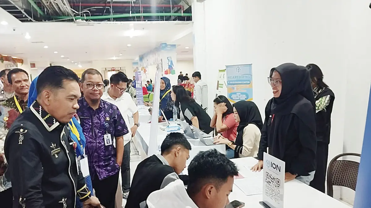 MENINJAU STAN: Kepala Dinas Pendidikan Riau Erisman Yahya saat meninjau stan pada pelaksanaan job fair 2026 di Sukaramai Trade Center (STC) Pekanbaru, Kamis (21/5/2026). (DISDIK RIAU UNTUK RIAU POS).

