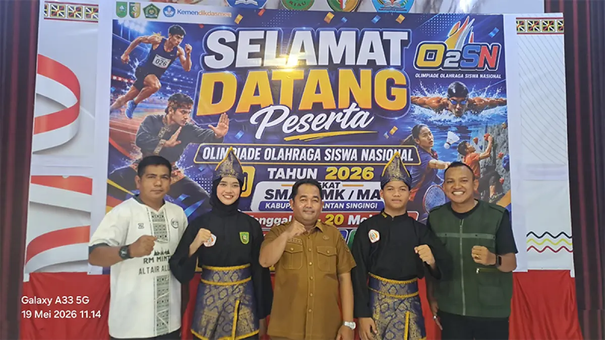 Nindi dan Farel foto bersama Plt Kasek SMAN 1 Inuman Rodeka SPd (tengah), guru olahraga Sapar SPd dan Ketua Umum Perisai Diri Kuansing Lextomiranda, Rabu (20/5/2026) di SMAN 1 Teluk Kuantan. (Istimewa)