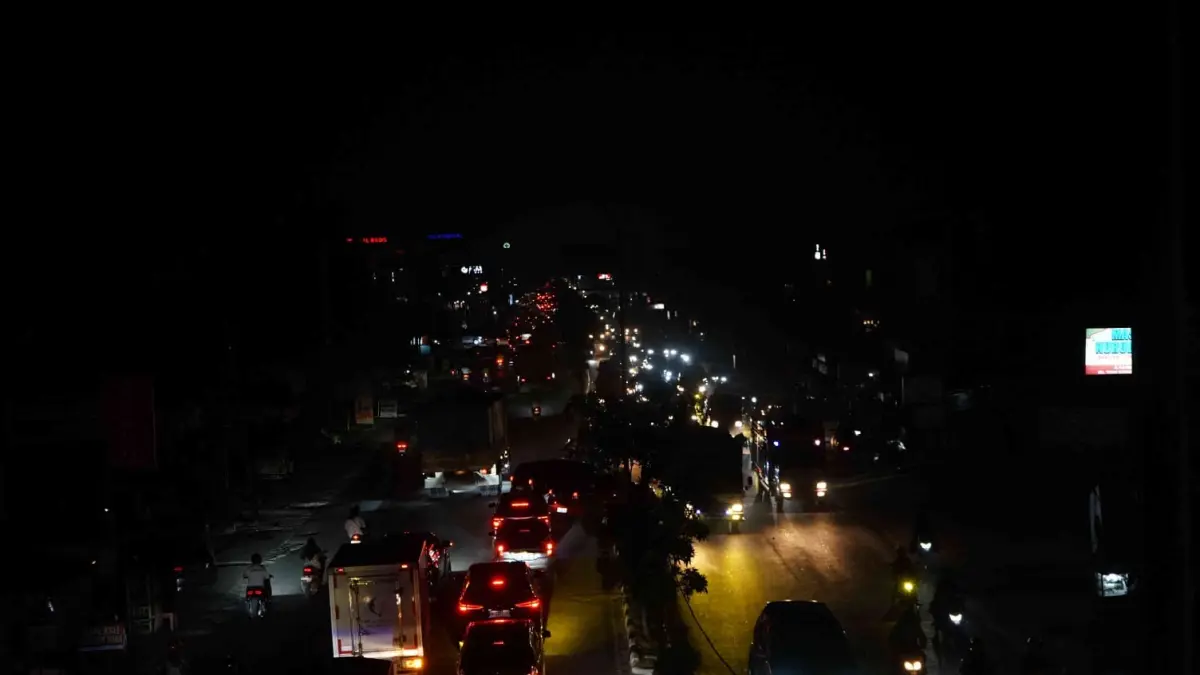 Padam : Kondisi listrik padam di Jalan Soebrantas Panam Pekanbaru, Jumat (22/5/2026).(EVAN GUNANZAR/RIAUPOS.CO)