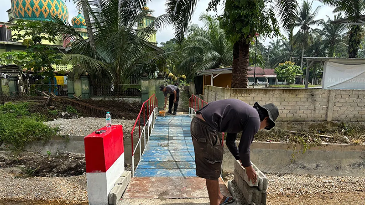 Pengecatan Jembatan Merah Putih di Desa Logas Kecamatan Singingi, Kamis (21/5/2026). Foto Polres Kuansing