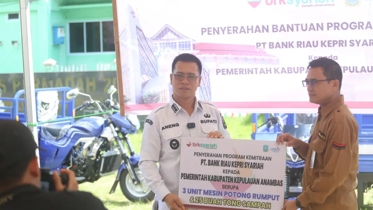 Penyerahan Bantuan CSR oleh Branch Manager BRK Syariah Anambas Tarempa, Dedy Perdaus kepada Pemerintah Kabupaten Kepulauan Anambas melalui Bupati Anambas, Aneng. 