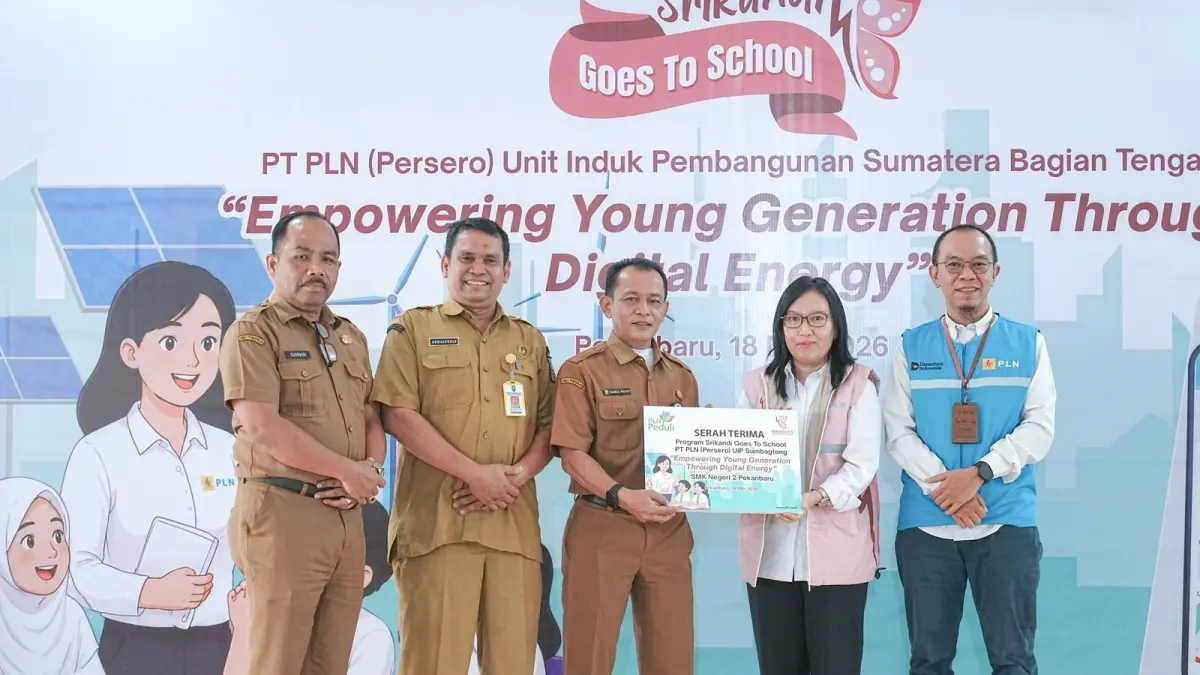 Perwakilan PT PLN UIP Sum­bag­teng dan  Srikandi PLN melakukan serah terima program Srikandi PLN Goes to School kepada pihak SMK Negeri 2 Pekanbaru, baru-baru ini. PT pln (persero) untuk riau pos