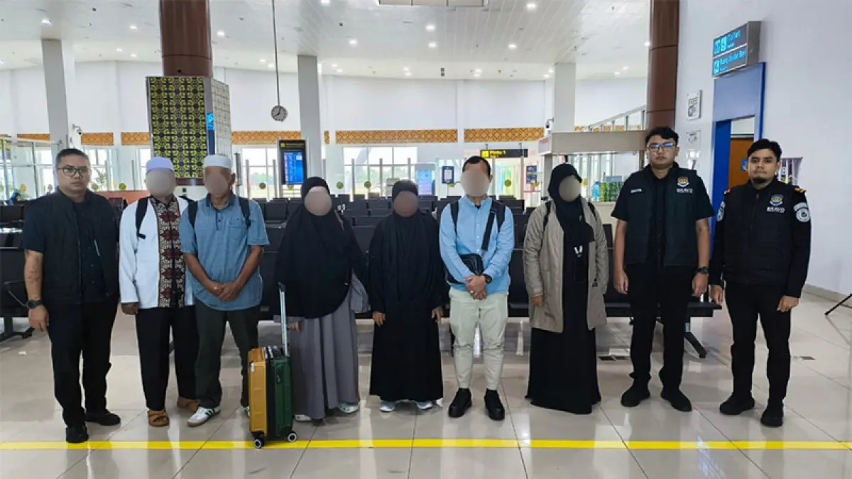 Petugas Imigrasi Pekanbaru menunda keberangkatan enam JCH nonprosedural di Bandara SSK II, baru-baru ini. (Istimewa)
