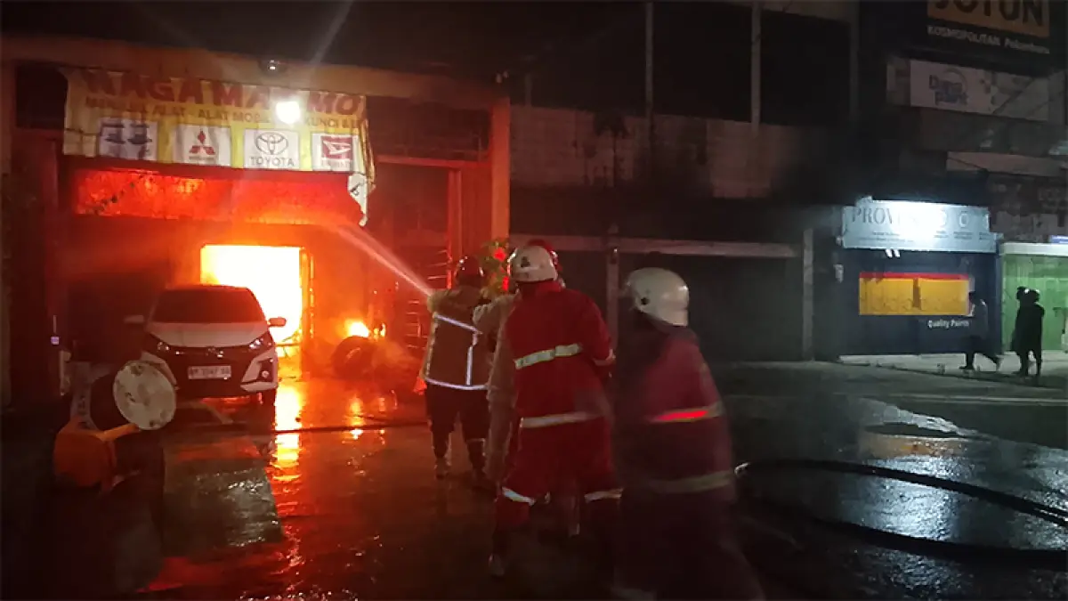 Petugas tengah melakukan upaya pemadaman ruko yang terbakar di Jalan Riau ujung, pada Kamis (21/5/2026) malam. (Damkar Pekanbaru)