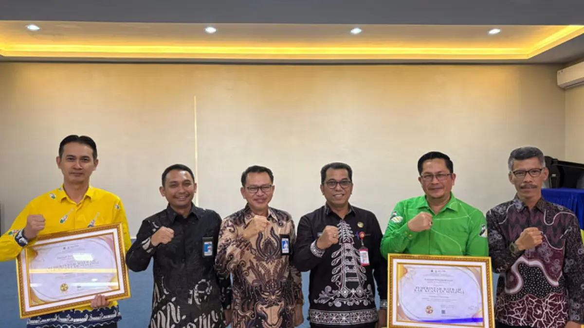Sekda Kuansing Zulkarnain ST MSi bersama Kepala KPPN Rengat Nanang Heru Setyo Purdianto usai menerima penghargaan penyaluran dana DAK dan DD terbaik, Jumat (22/5/2026). (Istimewa)