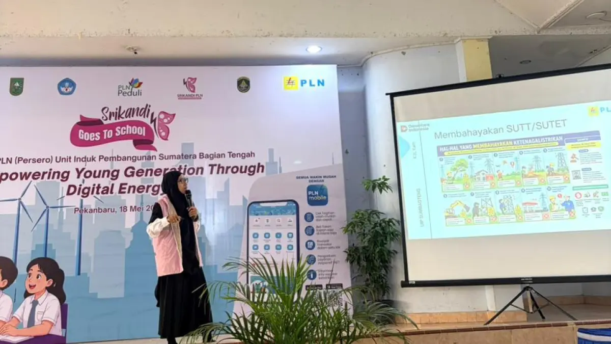 Srikandi PLN UIP Sumbagteng Rahma NA, sebagai pemateri utama yang mem­berikan edukasi ke­pada para sis­wa SMK Negeri 2 Pekanbaru da­lam rangkaian program Srikandi PLN Goes to School, baru-baru ini. PT PLN UNTUK RIAU POS