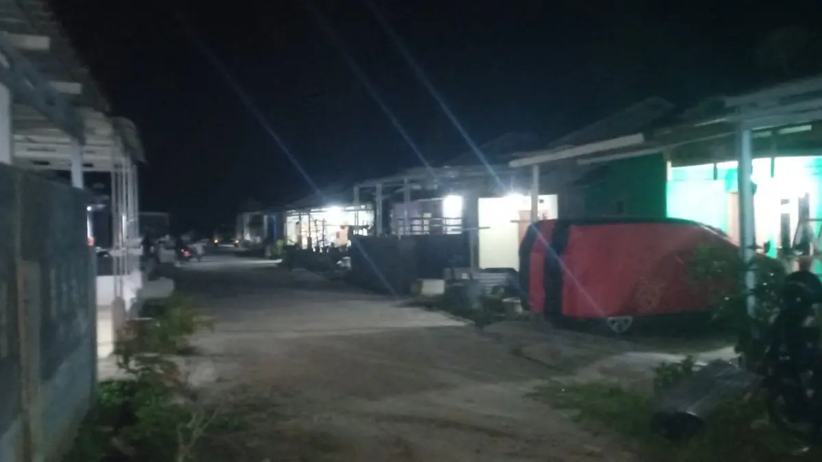 TEKS FOTO : Kondisi Perumahan Bumi Lago Permai Pangkalan Kerinci Kabupaten Pelalawan masih terang benerang karena tidak adanya pemadaman listrik oleh BUMD Tuah Sekata Pelalawan, Jumat (22/5/2026) malam.(M AMIN AMRAN/RIAUPOS.CO)