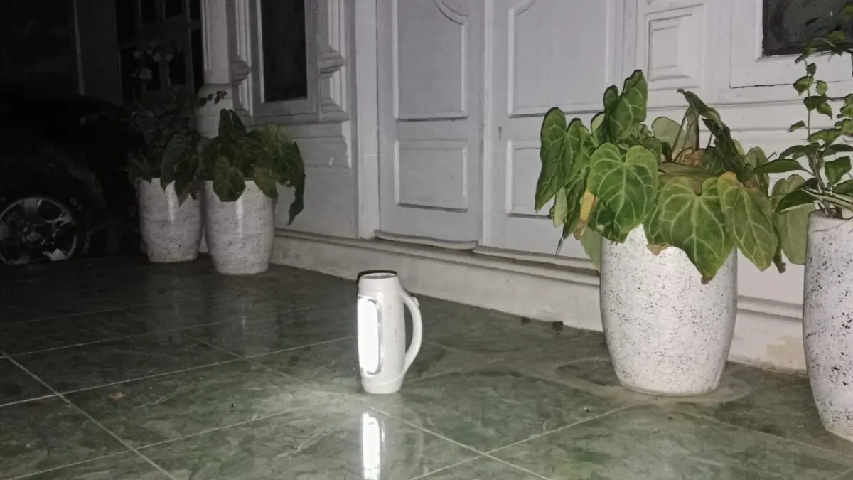 Warga gunakan lampu batrai saat listrik mati dan gangguan di wilayah Teluk Kuantan, Kecamatan Kuantan Tengah Kabupaten Kuansing, Jumat (22/5/2026) malam.(DESRIANDI CANDRA/RIAUPOS.CO)