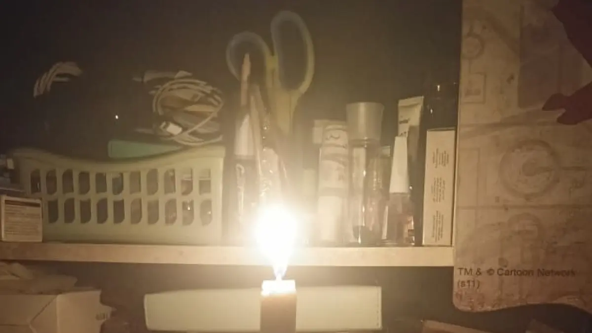 Warga harus memakai lilin, saat terjadi gangguan arus listrik PLN pada Jumat (22/5/2026) malam.(KASMEDI/RIAUPOS.CO)