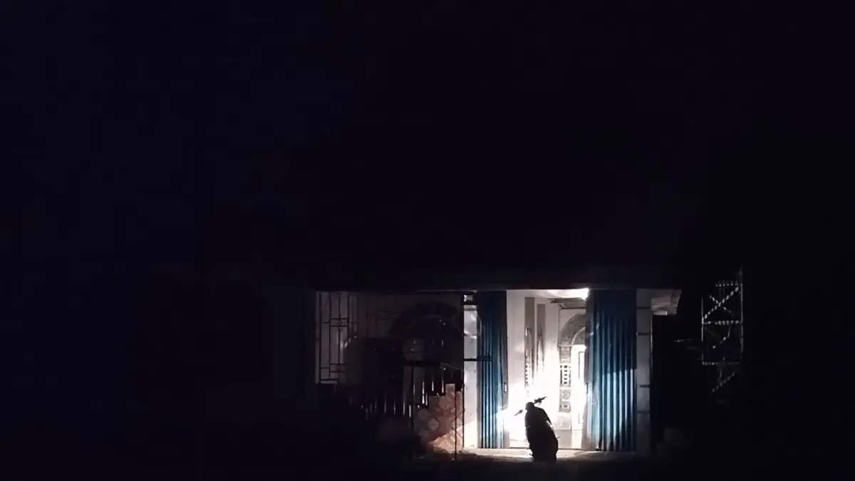Warga menyalakan motor untuk penerangan rumah di Bagansiapiapi, Jumat (22//5/2026) malam.(ZULFADHLI/RIAUPOS.CO)