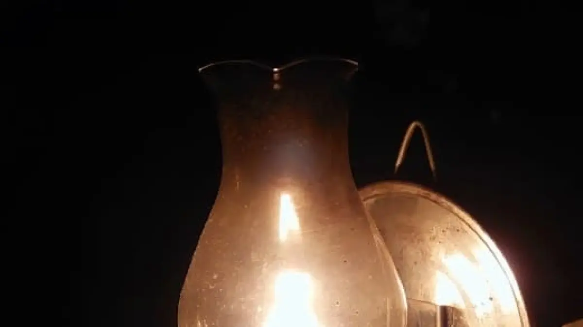 Warga Tembilahan menggunakan lampu teplok untuk menerangi rumah sementara akibat listik padam, Jumat (22/5/2026) malam.(RIAUPOS.CO)