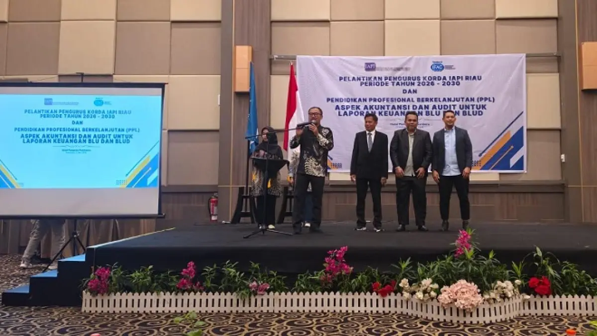 Ketua Umum IAPI Pusat, Tarkosunaryo MBA CPA (kiri) membacakan SK Pelantikan pengurus Korda IAPI A (kiri) membacakan SK Pelantikan Pengurus Korda IAPI Riau Periode 2026-2030 yang nakhodai  Dr Burhan SE. MAk Ak CA CPA (dua kiri) beserta pengurus lainnya di Hotel Pangeran Pekanbaru, Jumat (22/5/2026). (Prapti Dwi Lestari/Riaupos.co)