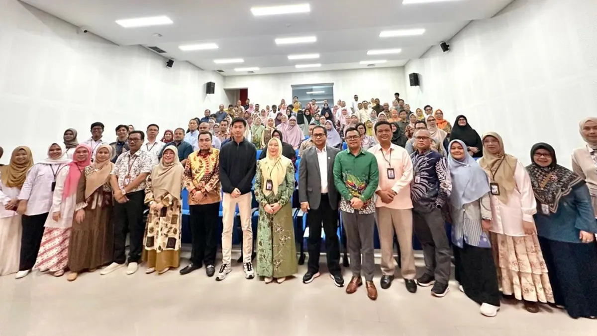 Civitas akademika Unri mulai dari rektor, wakil rektor, dekan fakultas, wakil dekan, ketua lembaga dan unit penunjang akademik, ketua jurusan, koordinator program studi hingga perwakilan mahasiswa foto bersama usai peluncuran Student Journey ASRI, Kamis (21/5/2026).