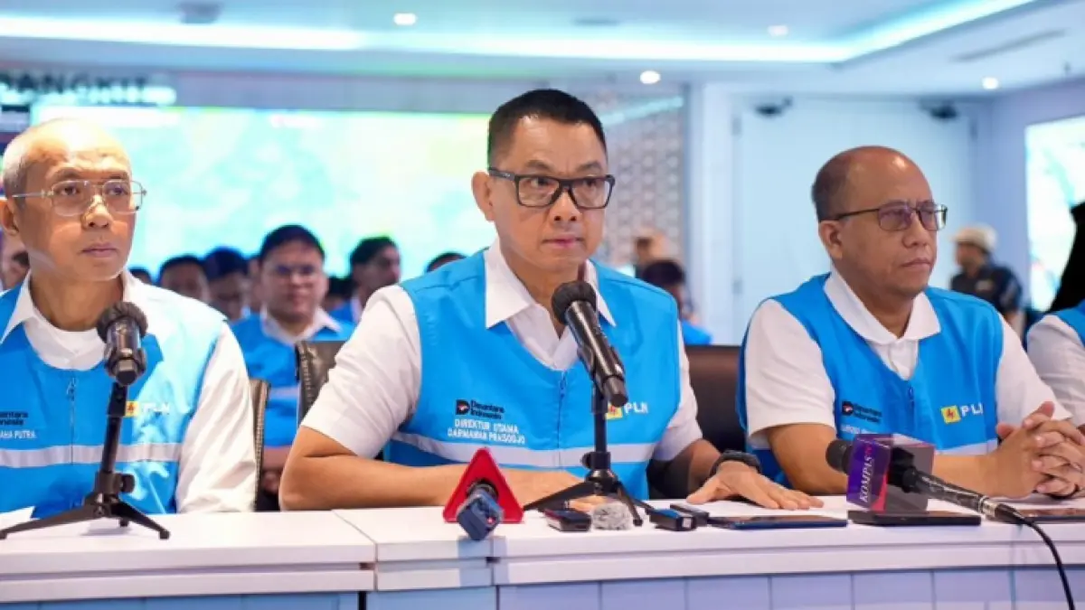 Direktur Utama PLN, Darmawan Prasodjo (tengah) didampingi jajaran direksi PLN saat konferensi pers di Kantor Pusat PLN, Sabtu (23/5/2026) mengatakan seluruh petugas dan tim teknis PLN terus bekerja all out selama 24 jam di lapangan agar pasokan listrik kepada masyarakat dapat segera pulih kembali secara bertahap dan aman. (PLN)