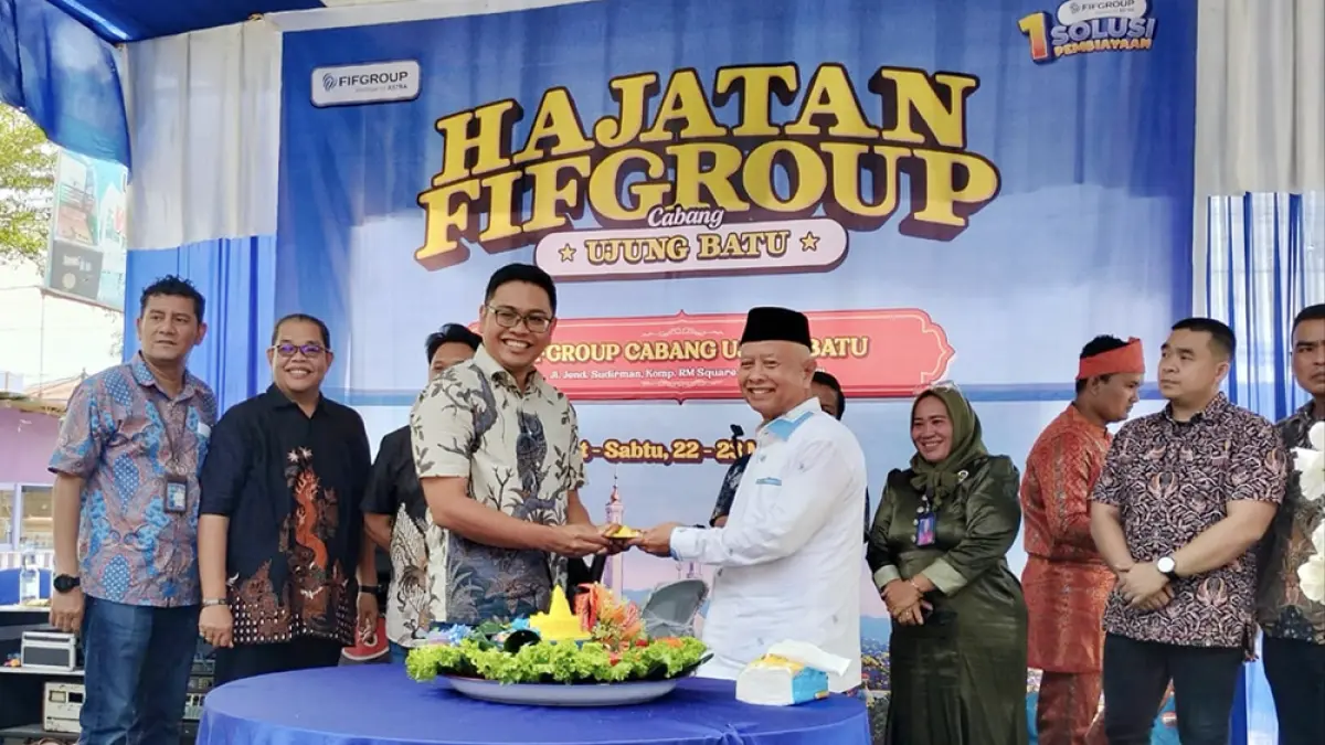 Kepala Wilayah FIFGrou Area Riau Daratan, Duke De Silva Meliala, menyerahkan potongan nasi tumpeng kepada Ketua LKA Ujungbatu H Dahnil Malik MSi sebagai bentuk penghormatan kepada tokoh masyarakat sekaligus wujud rasa syukur atas terselenggaranya acara Hajatan FIFGroup Cabang Ujungbatu, Jumat (22/5/2026). (ENGKI PRIMA PUTRA/RIAU POS)
