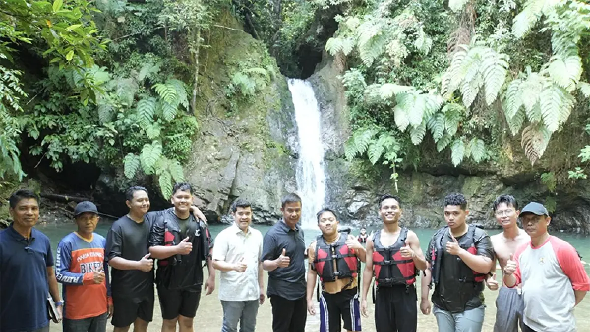Bupati Ahmad Yuzar meninjau Air Terjun Batu Dinding yang masuk nominasi API 2026 di Desa Tanjung Belit, Kecamatan Kampar Kiri Hulu, Kabupaten Kampar, Sabtu (23/5/2026). Diskominfo untuk Riaupos.co
