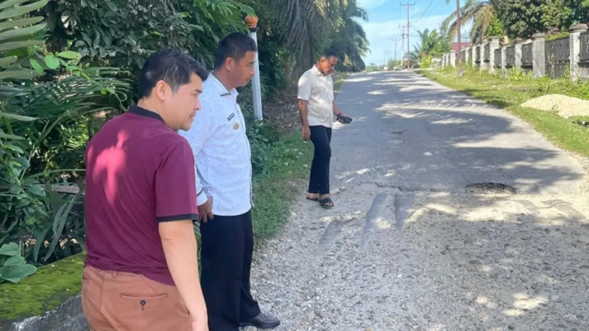 Bupati Kampar Ahmad Yuzar bersama Pj Sekda Ardi Mardiansyah meninjau kondisi box culvert pada ruas jalan penghubung Kecamatan Kampar Kiri dan Kampar Kiri Hulu, Jumat (22/5/2026).(Diskominfo untuk Riaupos.co)