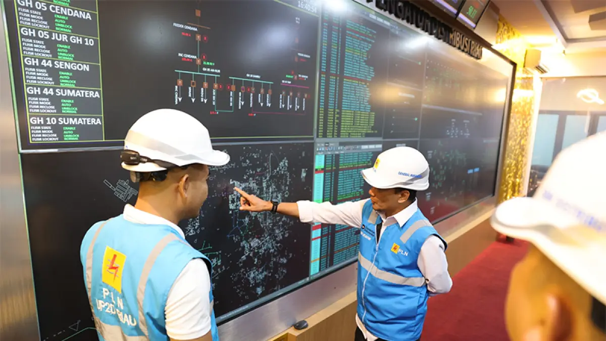 GM PLN UID Riau dan Kepulauan Riau, Didik Wicaksono, berkoordinasi dengan Manajer PLN UP2D Riau Andi Setiawan (kiri) di ruang Riau Command Center PLN UP2D Riau, Pekanbaru. (Istimewa)
