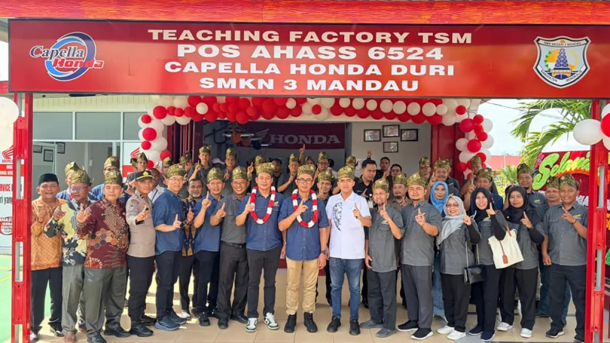 Jajaran Astra Honda bersama Capella Honda berfoto bersama dalam acara peresmian Pos AHASS Tefa di SMK Mitra Binaan, belum lama ini.(Capella Honda untuk Riau Pos)