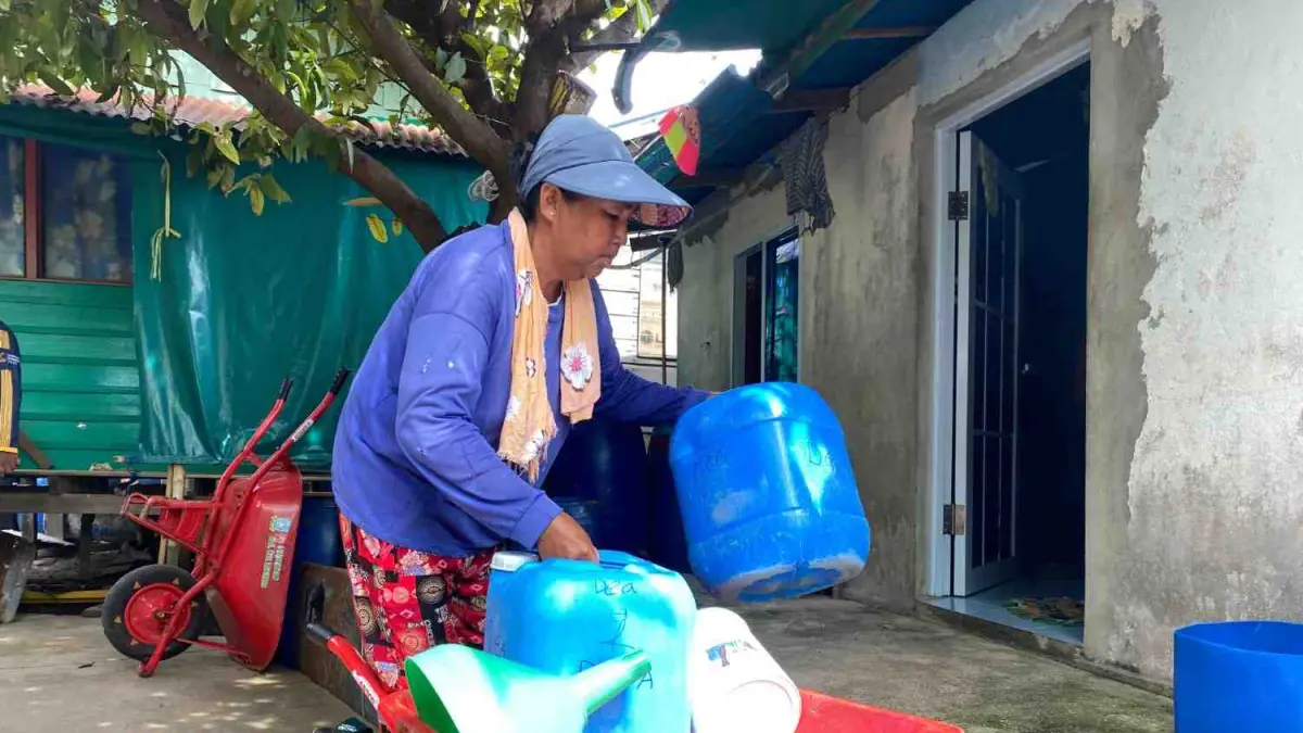 Karmila, perempuan  50 tahunmenjalani hari-hari sebagai petugas kebersihan desa sekaligus pengangkut air bersih 