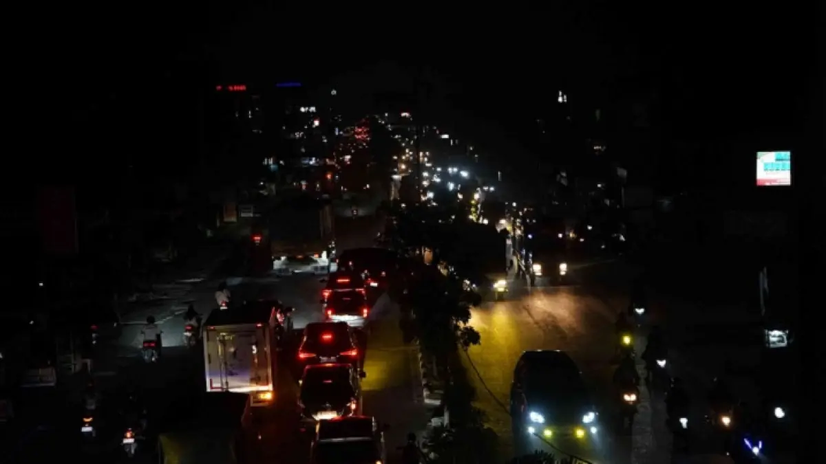Kondisi listrik padam di Jalan Soebrantas Panam Pekanbaru, Jumat (22/5/2026). PLN berhasil memulihkan 184 dari 227 titik terdampak gangguan kelistrikan di Sumatra (EVAN GUNANZAR/RIAU POS)