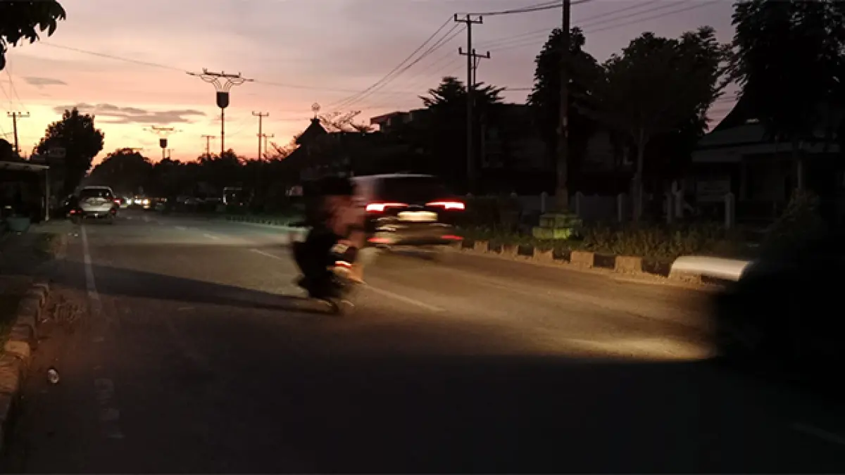 Listrik di Kuansing padam lagi. Terlihat lampu penerangan jalan di Jalan Proklamasi Sungai Jering Kecamatan Kuantan Tengah, Sabtu (23/5/2026) sekitar pukul 18.30 WIB padam. Foto Desriandi Candra
