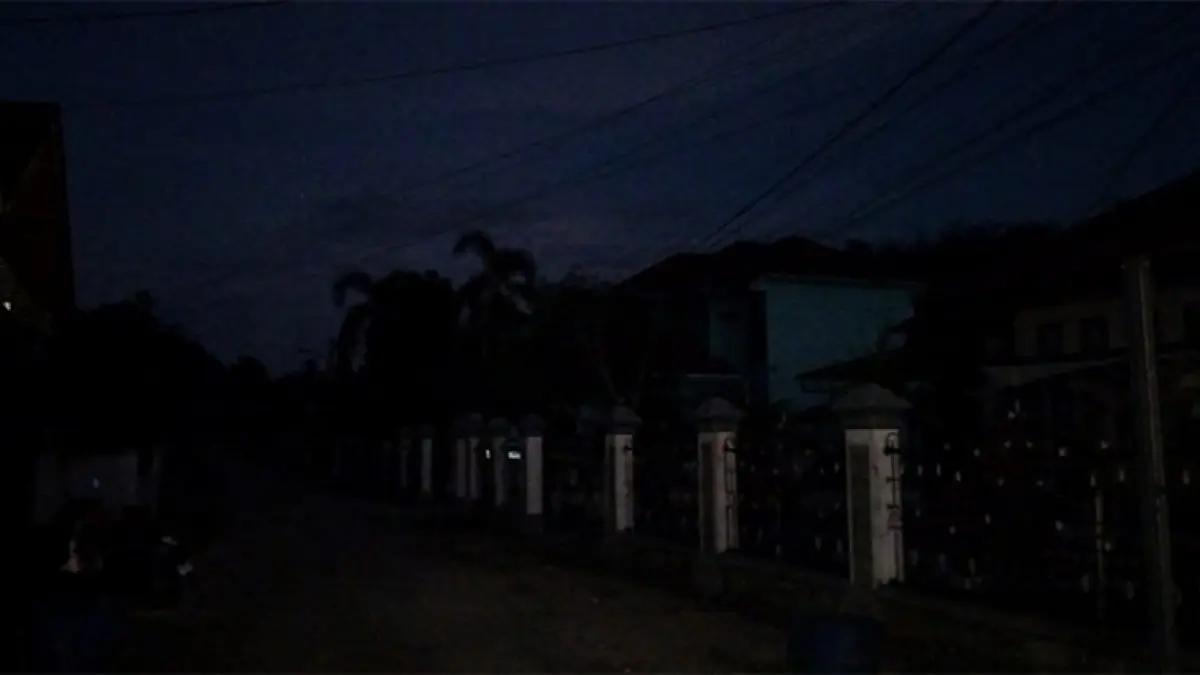 Menjelang masuknya waktu Salat Magrib, rumah warga gelap lagi saat listrik PLN padam di Pasirpengaraian, Kecamatan Rambah, Rohul. Sabtu (23/5/2026). Foto Engki Prima Putra