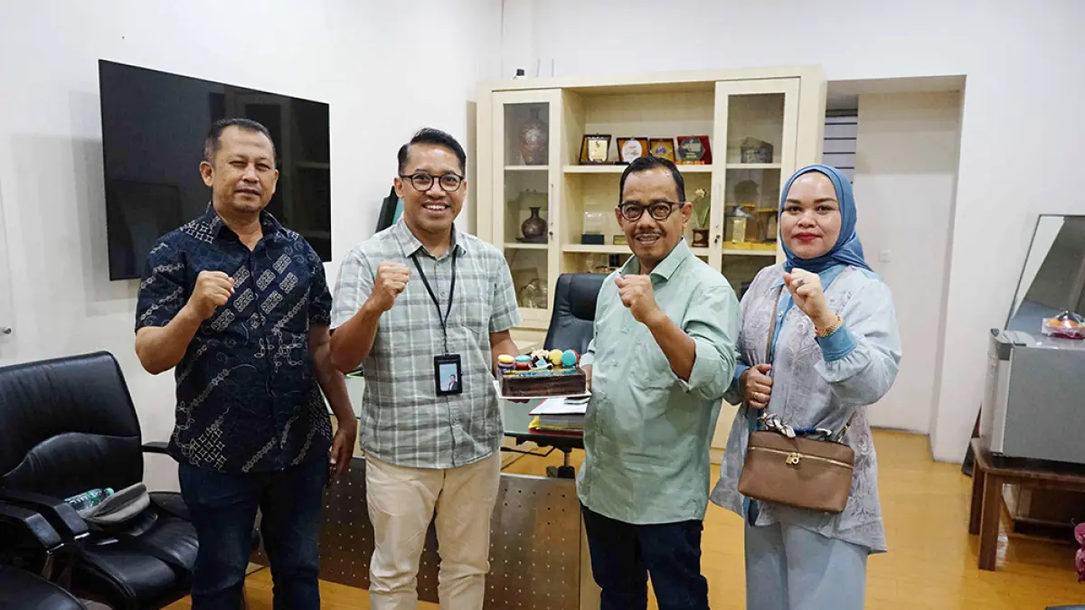 TERIMA KUE: Pemimpin Kantor Cabang Bank BJB Bayu Ristiyan Diananto (dua kiri) menerima kue ulang tahun dari Direktur Riau Pos Asmawi Ibrahim (dua kanan), Penanggungjawab Iklan Riau Pos Tengku Rasmin (kiri), dan marketing Iklan Dewi Susanti (kanan) saat kunjungan HUT ke-65 BJB di Kantor Bank BJB Jalan Sudirman Pekanbaru, Jumat (22/5/2026). ( EVAN GUNANZAR/RIAU POS)