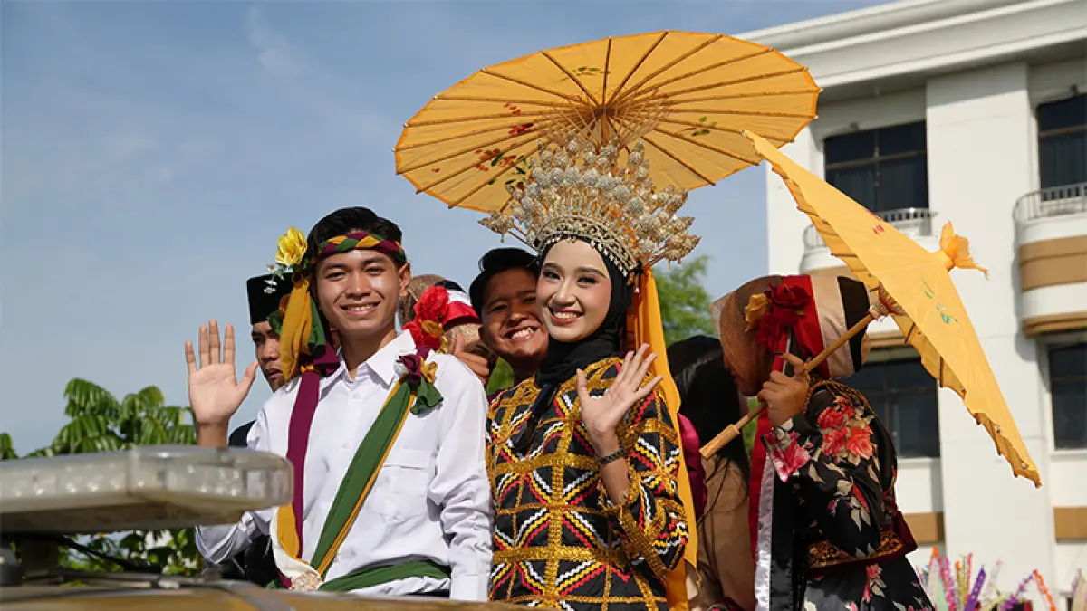 Putra-putri Kuansing nominasi finalis Duta Pariwisata Riau 2026 saat tiba di halaman Hotel Grand Elit Pekanbaru, Jumat (22/5/2026) untuk pemilihan Duta Pariwisata Riau. Foto Dinas Budpar Kuansing