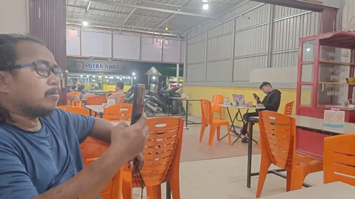 Sebagian warga di Kecamatan Rengat Barat, sudah dapat menikmati listrik ketika sebelumnya sempat mati total, Jumat (22/5/2026)
(Raja Kasmedi/Riaupos.co)