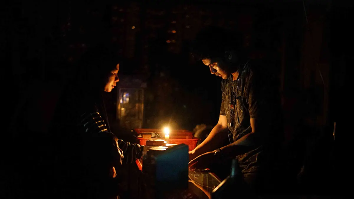 Suasana jual beli warga yang dibantu penerangan menggunakan lilin di Jalan Srikandi Pekanbaru, Jumat (22/5/2026). (EVAN GUNANZAR/RIAU POS)