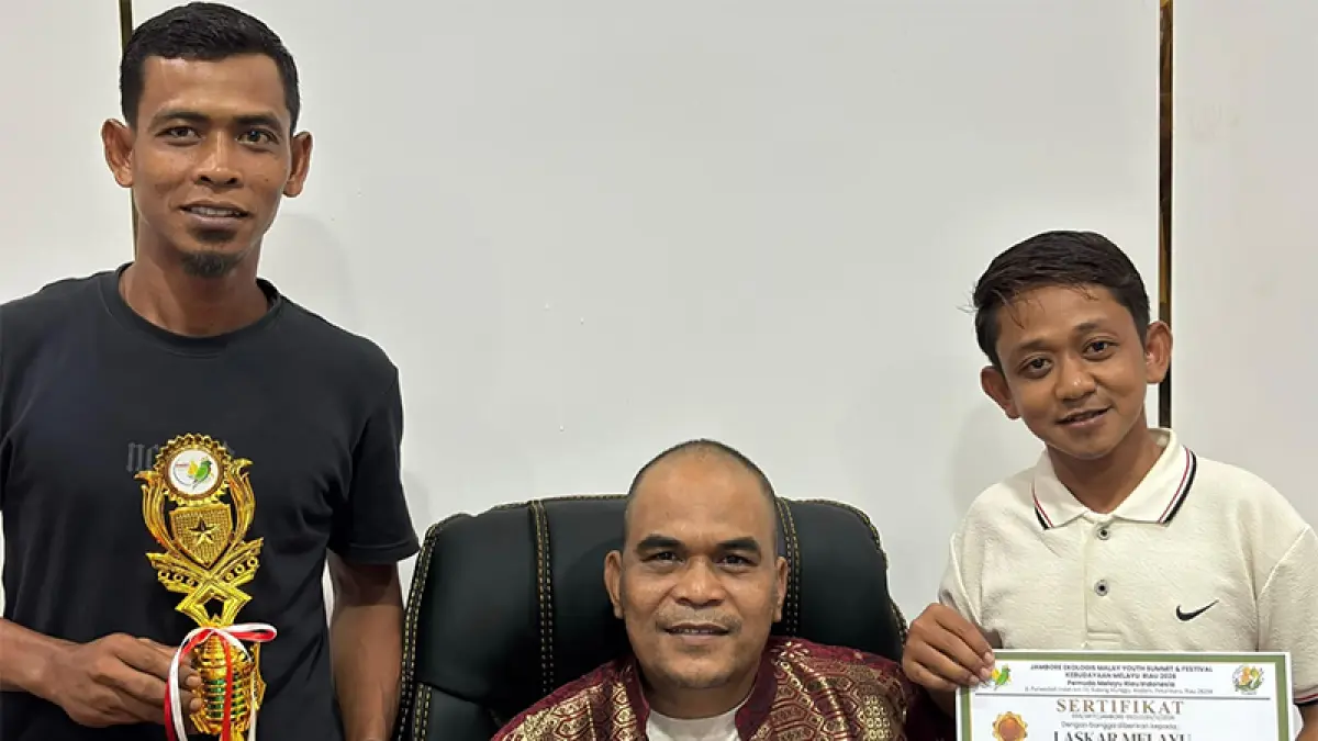 Usai menyabet Juara 1 Cabang Berbalas Pantun di Jambore Ekologis Malay Youth Summit dan Festival Kebudayaan Melayu Riau 2026, dua utusan Kabupaten Bengkalis bertemu Ketua DPRD Riau Kadarismanto, Sabtu (23/5/2026). (Istimewa)