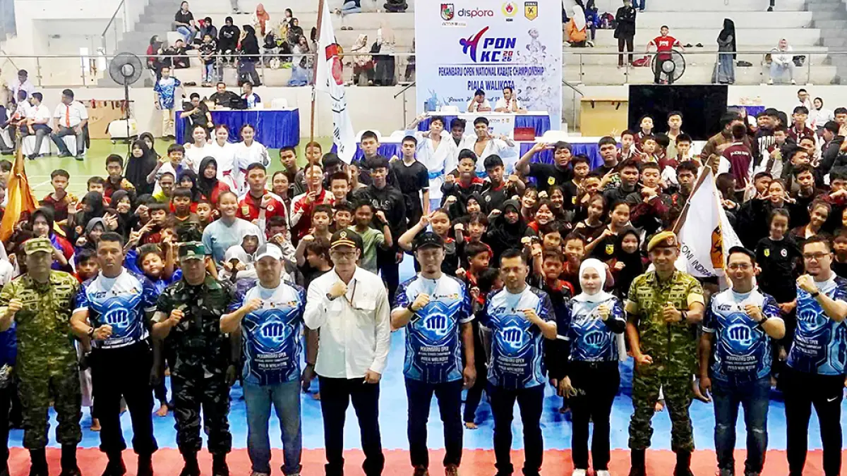 Wali Kota Pekanbaru Agung Nugroho foto bersama saat membuka Pekanbaru Open National Karate Championship (PON KC) 2026, Jumat (22/5/2026). (Dokpim pemko Pekanbaru untuk Riau Pos)