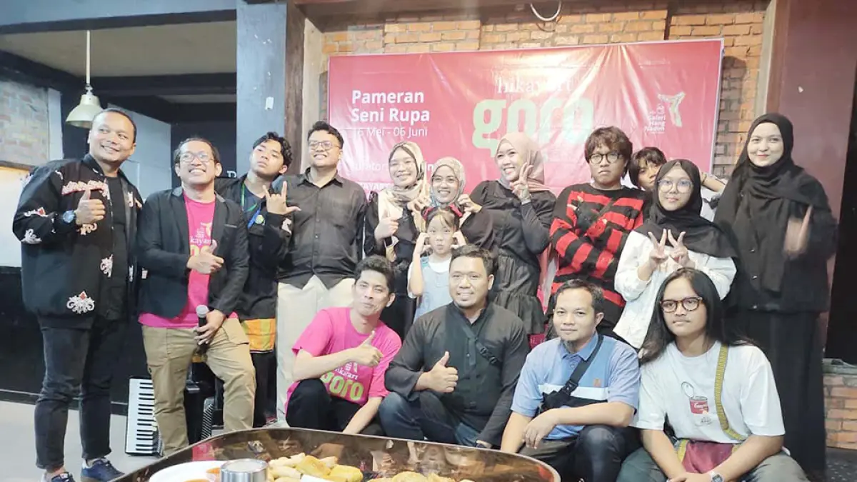 Kabid Ekonomi Kreatif Dinas Pariwisata Riau, Benny Febrianto (paling kiri), berfoto bersama kurator, seniman, dan panitia setelah pembukaan pameran HikayArt Goro di ruang pameran GHN, Anjungan Kampar Kompleks Bandar Seni Raja Ali Haji (Bandar Serai), Pekanbaru,Sabtu (16/5/2026).galeri hang nadim untuk riau pos)