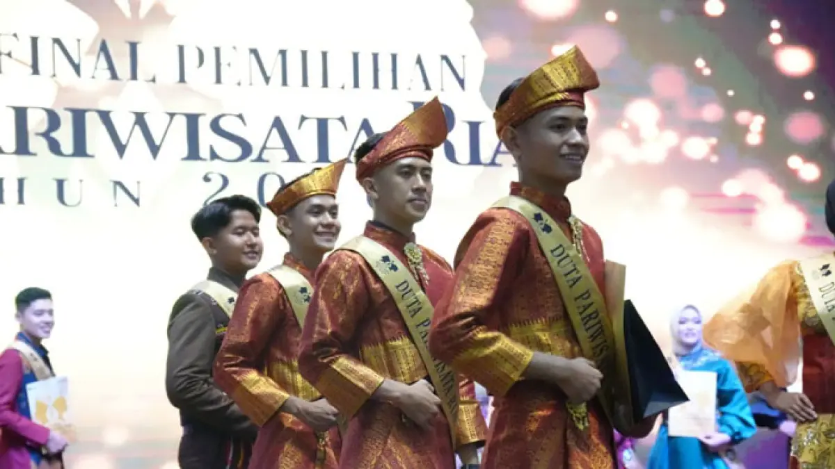 Bujang Kuansing, Mhd Rafdy Fitrah (dua dari depan) berhasil meraih Juara II Duta Pariwisata Riau tahun 2026 pada saat Grand Final di Hotel Grand Elite Pekanbaru. (Dinas Budpar Kuansing untuk Riaupos.co)