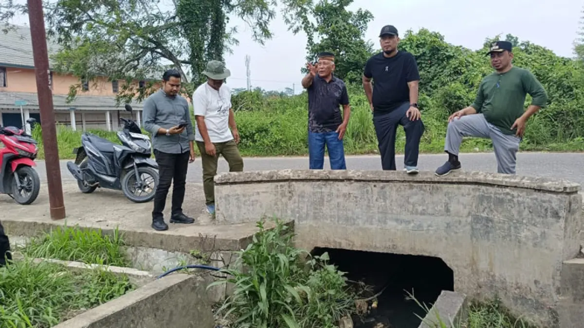 Bupati Inhu Ade Agus Hartanto didampingi Lurah Pematang, Abu Solihin, pemuka masyarakat saat mengecek got di Jalan M Tahar Kelurahan Pematang Reba, Ahad (24/5/2026). (Kasmedi/Riaupos.co)