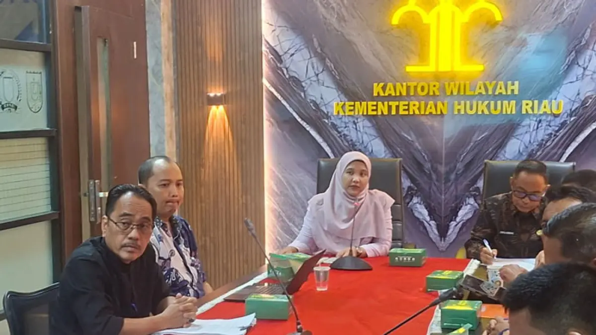 Kepala Divisi P3H Kanwil Kemenkum Riau Yeni Nel Ikhwan memimpin rapat harmonisasi Ranperbup dan Ranperda bersama Pemerintah Kabupaten Inhil pada Jumat (22/5/2026). (Humas Kanwil Kemenkum Riau untuk Riaupos.co)