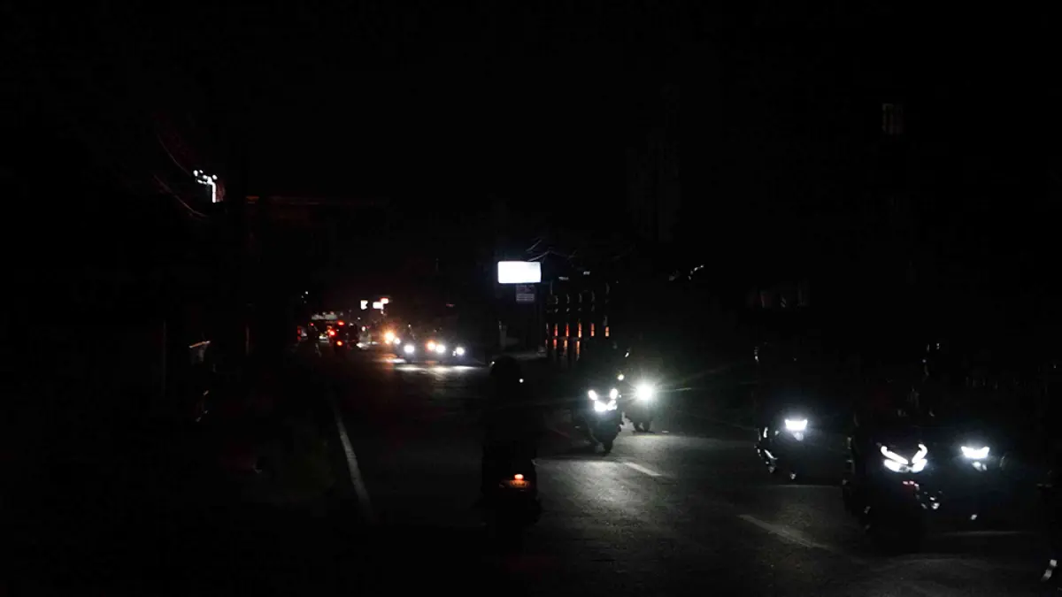Kondisi listrik padam di Jalan Durian, Sukajadi, Pekanbaru, Sabtu (23/5/2026).(EVAN GUNANZAR/RIAU POS)