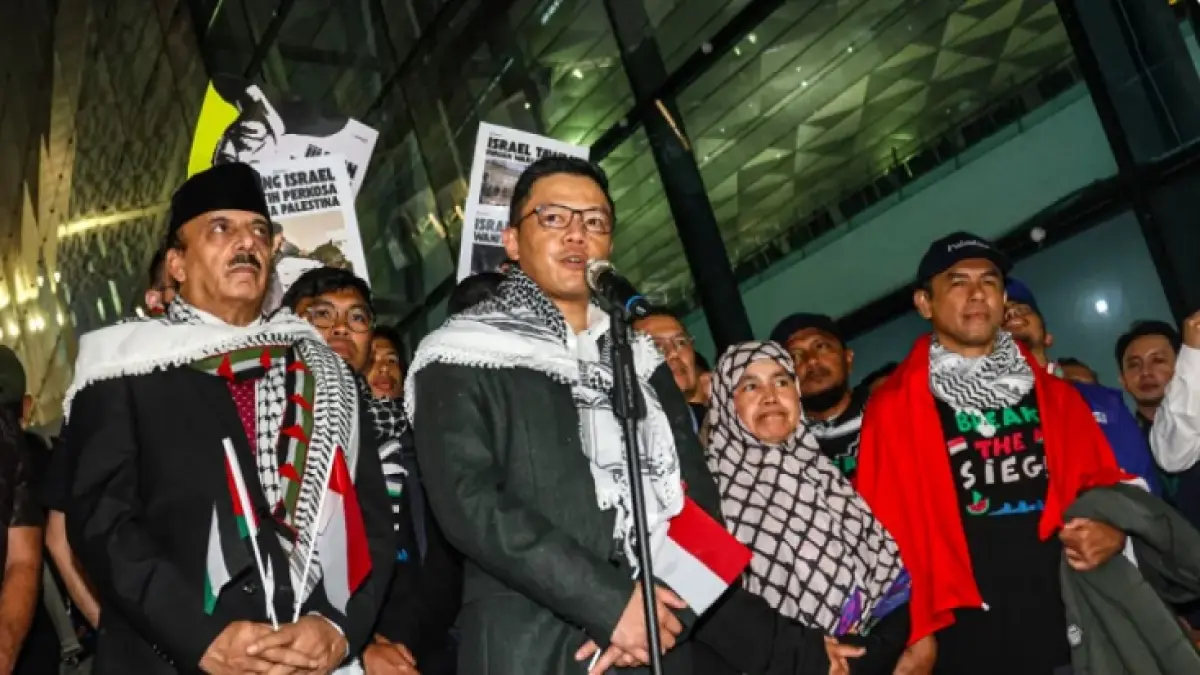 

Menteri Luar Negeri (Menlu) Sugiono menyambut kedatangan sembilan WNI relawan Global Sumud Flotilla di Terminal 3, Bandara Soekarno-Hatta, Tangerang, Banten, Ahad (24/5/2026). (Hanung Hambara/JawaPos).

&nbsp;
