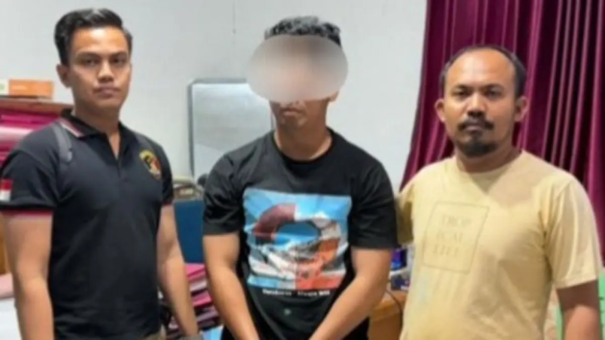 Pelaku berinisial A, yang diduga pelaku kekerasan seksual terhadp karyawati salah satu ritel ternama di Kota Duri diamankan Polsek Mandau untuk pemeriksaan lebih lanjut, Ahad (24/5/2026). (Istimewa)