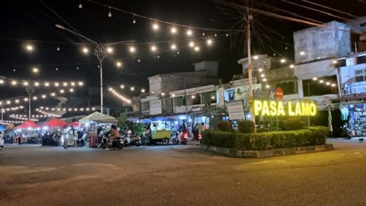 Penerangan lampu yang disiapkan Pemkab Rohul di Pasar Lama Pasirpengaraian dimanfaatkan sejumlah PKL, pelaku UMKM dan kuliner untuk berjualan di malam hari, baru-baru ini. (Engki Prima Putra/Riaupos.co)