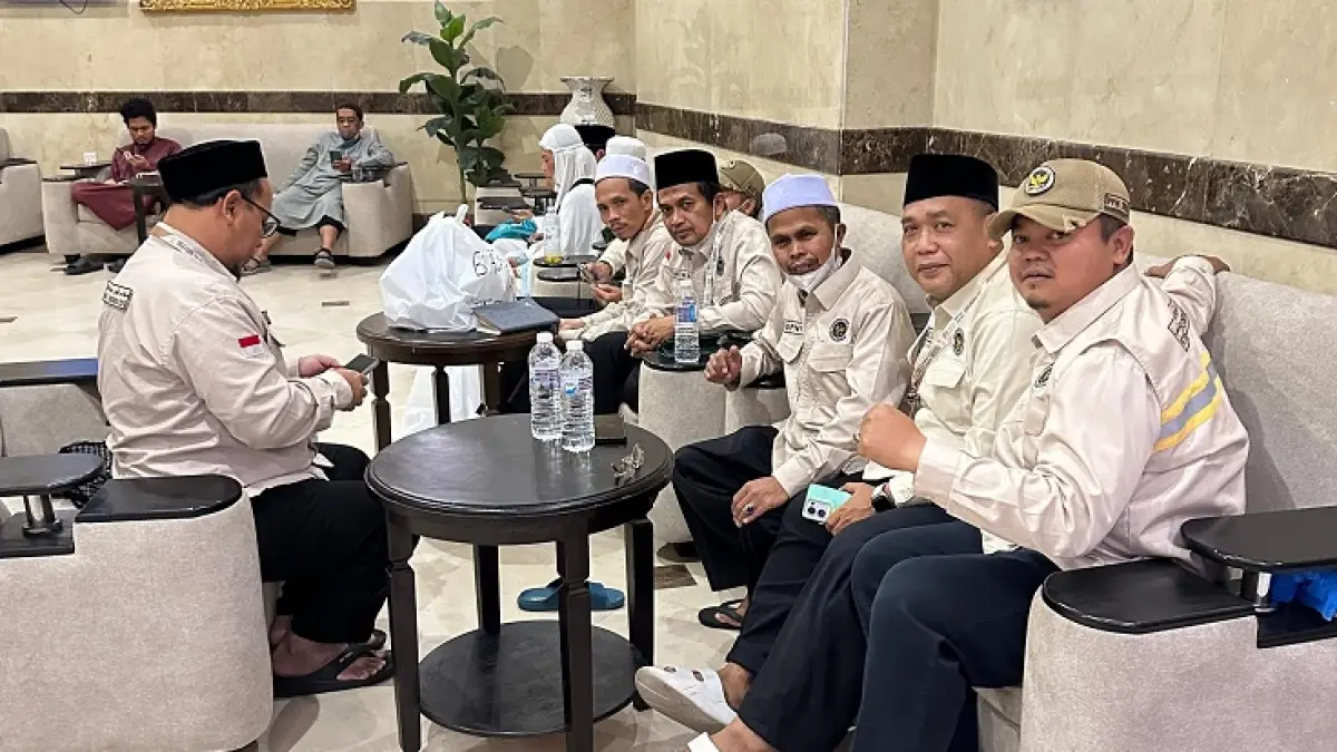 Petugas haji Inhil membagikan makanan Armusna kepada jamah di salah satu hotel di Kota Makkah, Arab Saudi, Ahad (24/5/2026). (Istimewa)