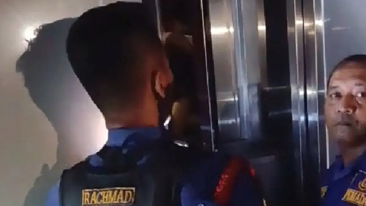 Petugas saat berupaya menyelamatkan Empat orang yang terjebak dalam lift gedung PT PLN (Persero) UIDRKR di Jalan Tuanku Tambusai Gang Musyawarah, Kelurahan Labuh Baru Barat, Kecamatan Payung Sekaki. (Istimewa)