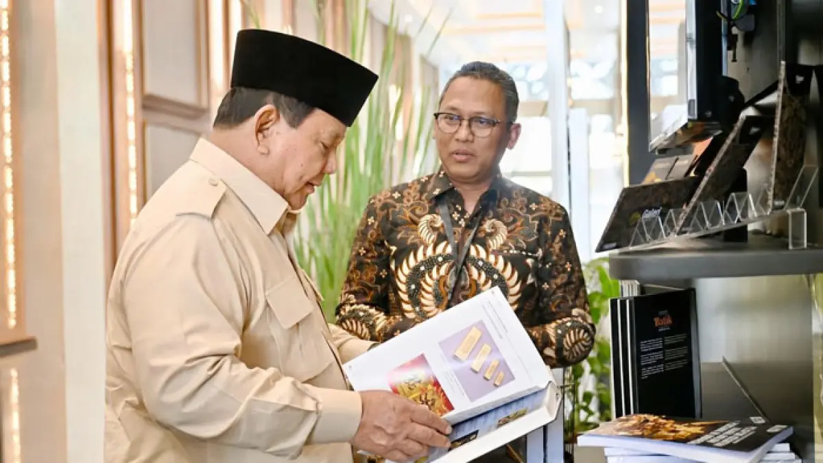 Presiden Prabowo bersama Damar Latri Setiawan Direktur Utama PT Pegadaian. (Istimewa)