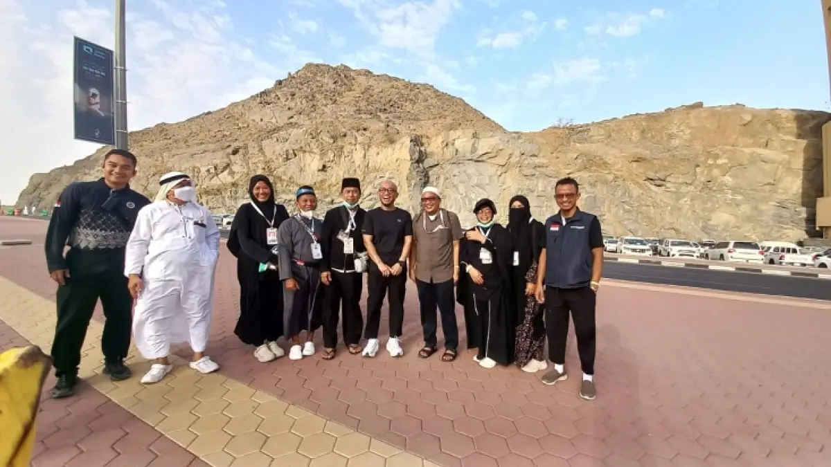 Sebagian jemaah calon haji Kuansing melakukan jalan pagi ke arah Jamarat dari hotel di Tanah Suci Makkah, Sabtu (23/5/2026). (Foto dr R Natalia Dedetuwitri)