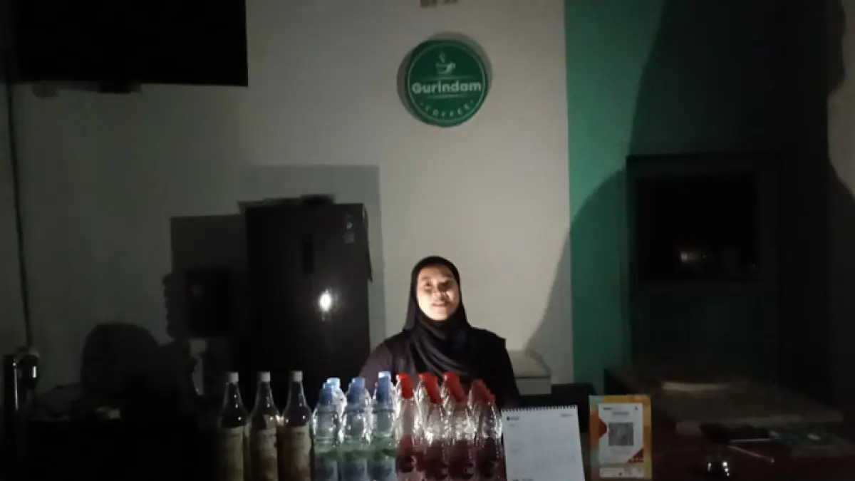 Seorang warga Kelurahan Pematang Reba Kecamatan Rengat Barat terpaksa menutup dagangannya ketika terjadi giliran pemadaman listrik, Sabtu (23/5/2025). (Kasmedi/Riaupos.co)
